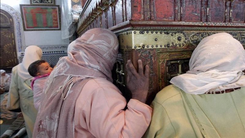 حكم زيارة الأضرحة