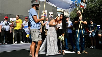 أسيرة سابقة تقيم حفل زفاف وهمي لشريكها المحتجز لدى حركة حماس