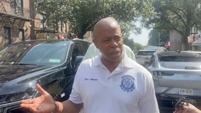 عمدة نيويورك يوبخ المرشح زهران ممداني بسبب إلغاء تجريم الدعارة