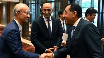 رئيس الوزراء يلتقي وزير الدولة للاقتصاد والتجارة والصناعة الياباني 