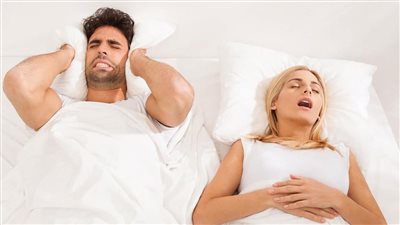 هل تشخرين وأنت نائمة؟ قلة النوم أول أعراض الإصابة بالسكر 