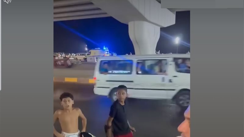 مجموعة فتيان يعتدون