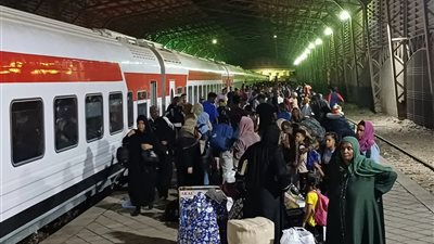 وصول قطار السودانيين محطة السد العالي لاستكمال رحلة العودة إلى الوطن 