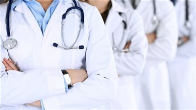 الأطباء يهاجرون والدولة تتحرك، حلول عاجلة لمواجهة أزمة نقص الكوادر الطبية  