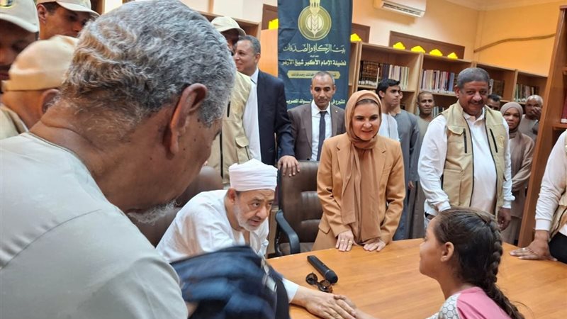 شيخ الأزهر يوزع هدايا
