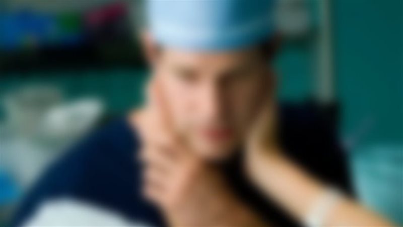 نجاة فنان مشهور وأسرته