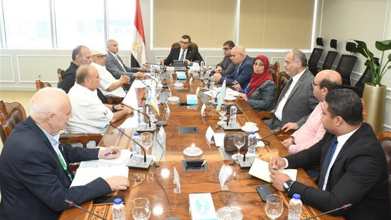 وزير الإسكان يلتقي
