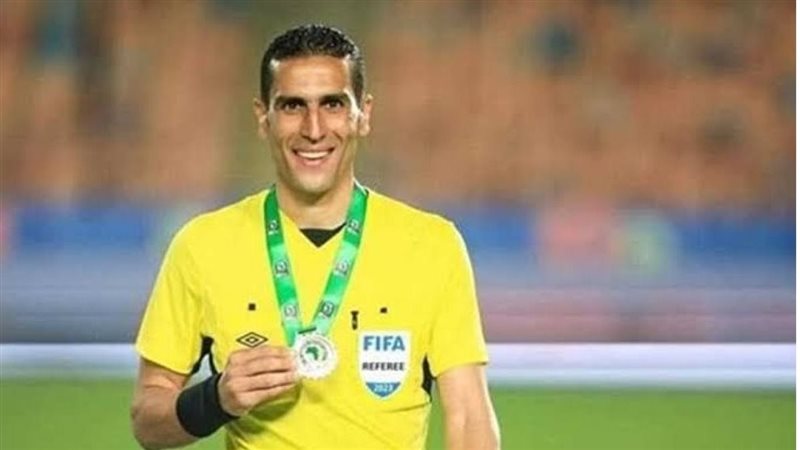 محمود ناجي يدير مباراة