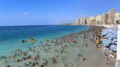 إقبال كثيف على شواطئ الإسكندرية في الجمعة قبل الأخيرة من أغسطس