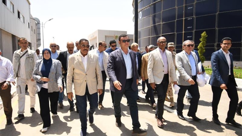 وزير الإسكان ومحافظ