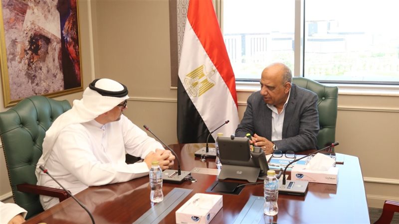 وزير الكهرباء يجتمع