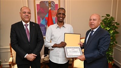 لشجاعته وتفانيه في العمل، الفريق كامل الوزير يكرم عامل مزلقان السادات (صور)