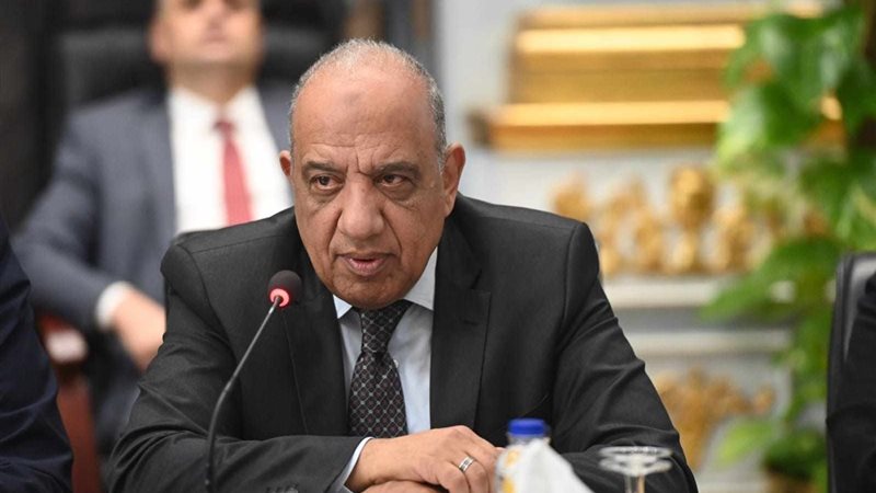 وزير الكهرباء يغادر