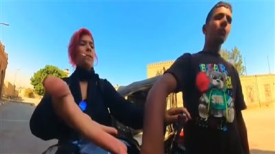 تدفعي خمسين جنيه ولا أحضنك، سائق توك توك يتحرش بسائحة أجنبية بالقاهرة (فيديو)