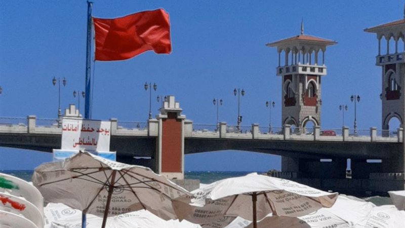 الشواطئ ترفع الرايات