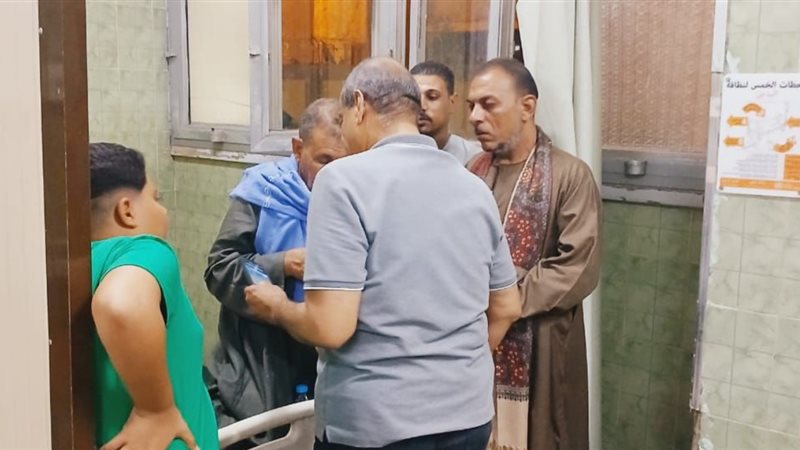 إصابة 16 شخصًا باشتباه