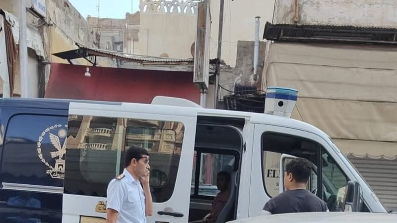 حاول حماية محل والده