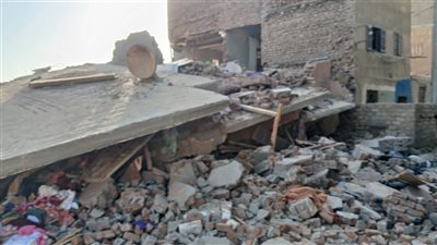 مصرع أب ونجله وإصابة 3 في انهيار منزل ثلاثة طوابق بأسيوط (صور)