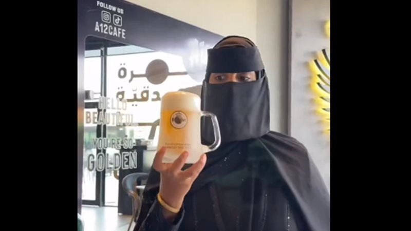 منتقبة تعلن عن البيرة