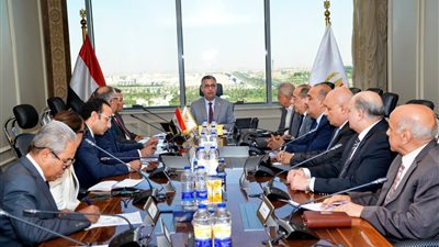 وزير التموين يبحث مع مسؤولي القابضة الغذائية سبل تعزيز المخزون الاستراتيجي للسلع الأساسية