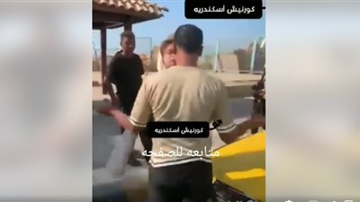 بالفيديو، شاب بالإسكندرية يضرب بنتين بالقلم ويقطع هدومهم ويعور سواق التاكسي