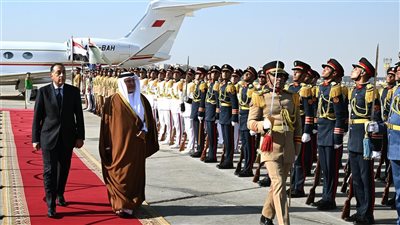 رئيس الوزراء يستقبل ولي عهد مملكة البحرين بمطار القاهرة الدولي