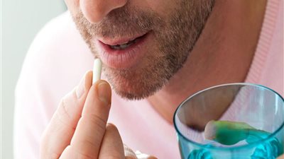 مخاطر تناول الدواء دون استشارة الطبيب.. التطبيب الذاتي خطر يهدد حياتك 