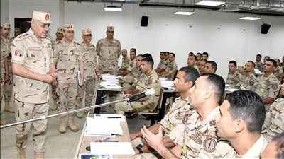 الفريق أحمد خليفة يتفقد المنظومة التعليمية بالمعاهد العسكرية التخصصية بالكيان العسكرى