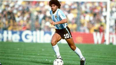 بالفيديو، اللي ماشفش مارادونا مستمتعش بكرة القدم (شاهد واستمتع)