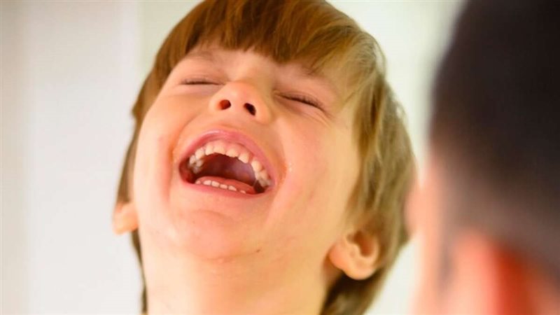 الضحك علاج عاطفي