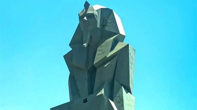 تمثال أمام المتحف