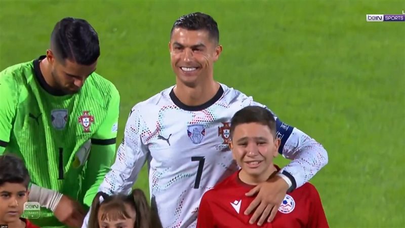 الطفل مع رونالدو