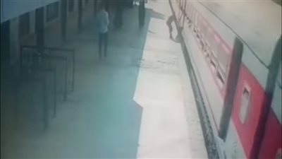 بالصور، ناظر محطة قطارات طما ينقذ راكبا من الموت تحت عجلات القطار