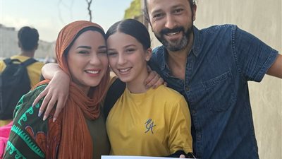 برفقة طليقها وزوجها، أسما شريف منير توثق بالصور بداية عام دراسي جديد لابنتها