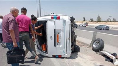 بالأسماء، إصابة 14 في انقلاب سيارة ميكروباص بطريق الصعيد الصحراوي الغربي
