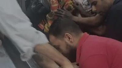 وقع علي الناس ، سقوط كرسي متحرك أعلي سلم كهربائي وإصابة عدة أشخاص