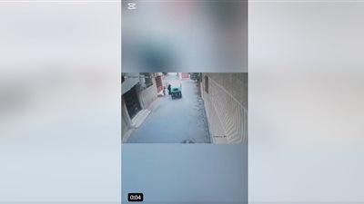 استهتار بالأرواح، سائق توك توك يتحرش بسيدة في الشارع ويكاد يدهسها (فيديو)