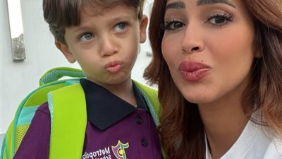 قلق وتوتر، هكذا عبرت رنا سماحة عن شعورها بأول يوم دراسي لنجلها (صور)