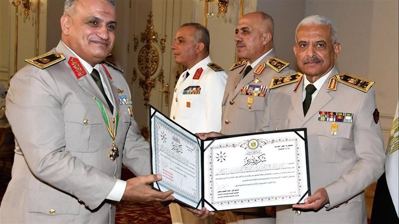 وزير الدفاع يكرم