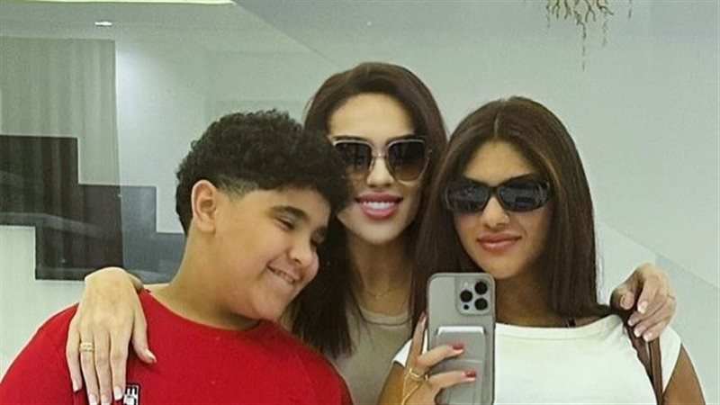 مي فاروق وابنائها