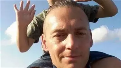 عندما رأى النعش يخرج من المنزل، أب يموت في جنازة ابنه حزنًا وكمدًا