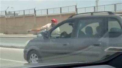 اتعلق في الكبوت، مهندس يحاول دهس عامل بسيارته في القاهرة الجديدة (تفاصيل)