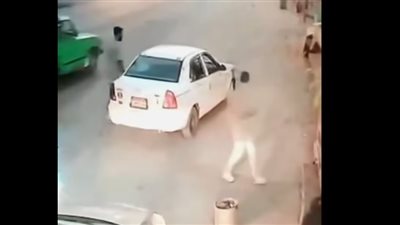 نط فيها وخدها وجري، شاهد بالفيديو لحظة سرقة سيارة أجرة في مدينة نصر