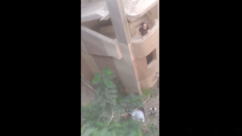 فتاة تلقي بنفسها