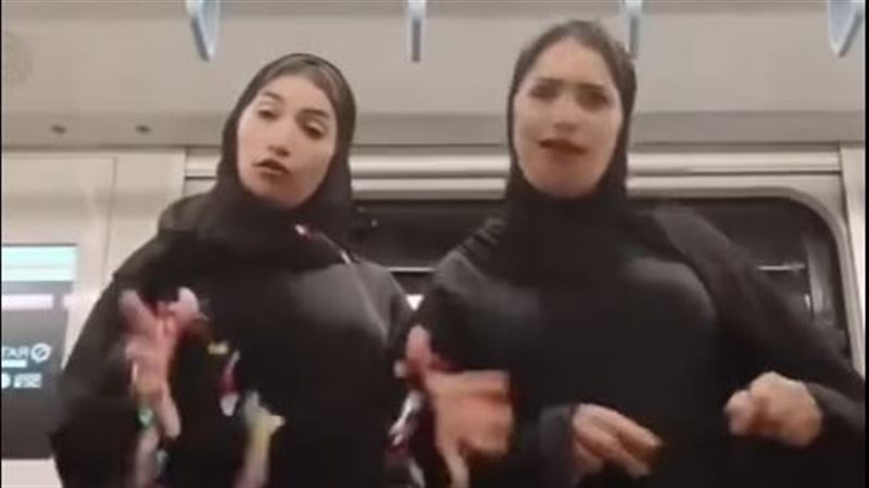 فتاتي رقص المترو