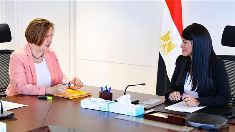 وزيرة التخطيط تبحث