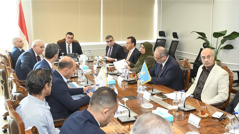 وزير الإسكان يتابع