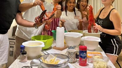 بشورت وكات، نسرين طافش تثير الجدل في حفل عشاء عائلي (شاهد فيديو وصور)