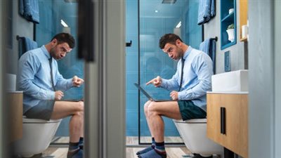 7 أمراض تدمر صحتك لاستخدامك الهاتف أثناء قضاء حاجتك، منها البواسير 