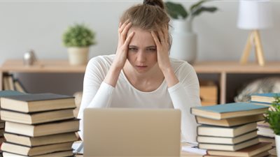 من قلة النوم إلى اضطرابات الغدة، تعرف على أسباب عدم التركيز والنسيان 